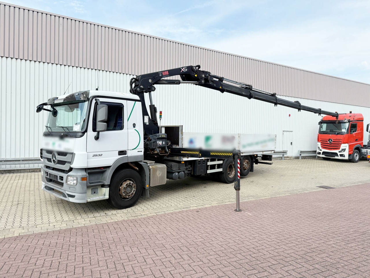 Mercedes-Benz Actros 2532 L 6x2 Actros 2532 L 6x2, Liftachse, Kran Hiab 244EP-5 HiDuo, Funk - Kraanaga veoauto, Madelveok/ Platvormveok: pilt 1 Mercedes-Benz Actros 2532 L 6x2 Actros 2532 L 6x2, Liftachse, Kran Hiab 244EP-5 HiDuo, Funk - Kraanaga veoauto, Madelveok/ Platvormveok: pilt 1