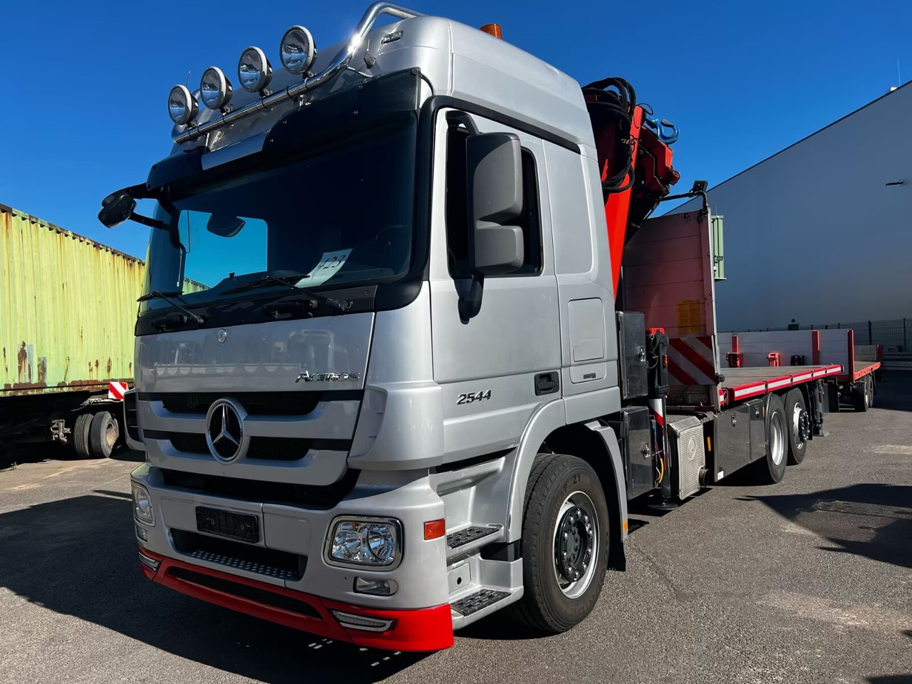 Mercedes-Benz Actros 2544 L 6x2 Actros 2544 L 6x2, Lenkachse, Kran MKG HLK531HP-a5, Funk - Madelveok/ Platvormveok, Kraanaga veoauto: pilt 1 Mercedes-Benz Actros 2544 L 6x2 Actros 2544 L 6x2, Lenkachse, Kran MKG HLK531HP-a5, Funk - Madelveok/ Platvormveok, Kraanaga veoauto: pilt 1