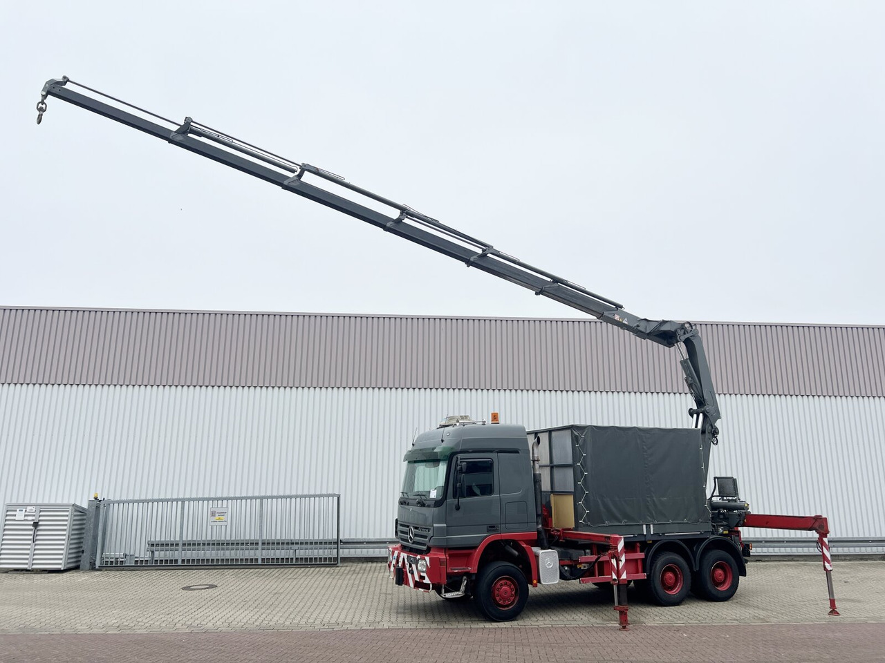Mercedes-Benz Actros 3346 AK 6x6 Actros 3346 AK 6x6, 134t Anhängelast WSK, Heckkran Fassi F420AXP.26, Funk, Winde - Kraanaga veoauto: pilt 1 Mercedes-Benz Actros 3346 AK 6x6 Actros 3346 AK 6x6, 134t Anhängelast WSK, Heckkran Fassi F420AXP.26, Funk, Winde - Kraanaga veoauto: pilt 1
