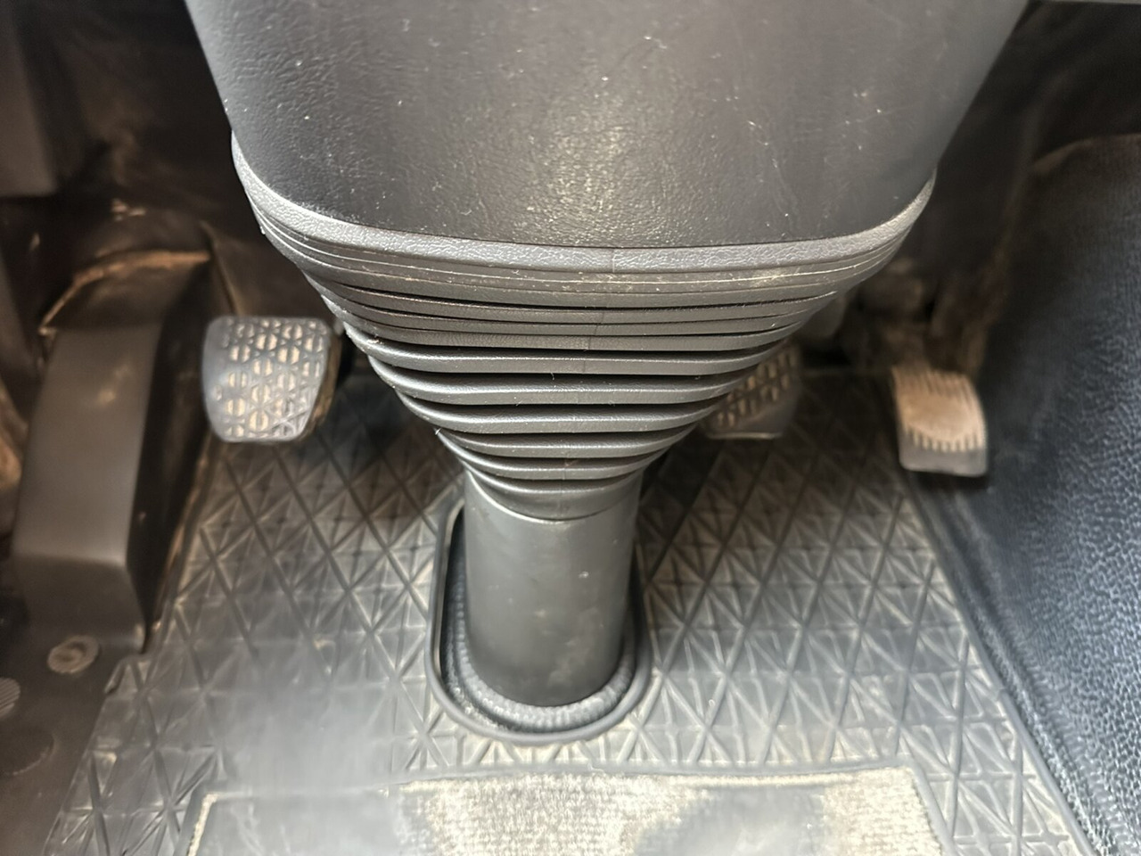 Mercedes-Benz Actros 3348 AK 6x6 Actros 3348 AK 6x6 - Kabiinišassiiga veoauto: pilt 4 Mercedes-Benz Actros 3348 AK 6x6 Actros 3348 AK 6x6 - Kabiinišassiiga veoauto: pilt 4