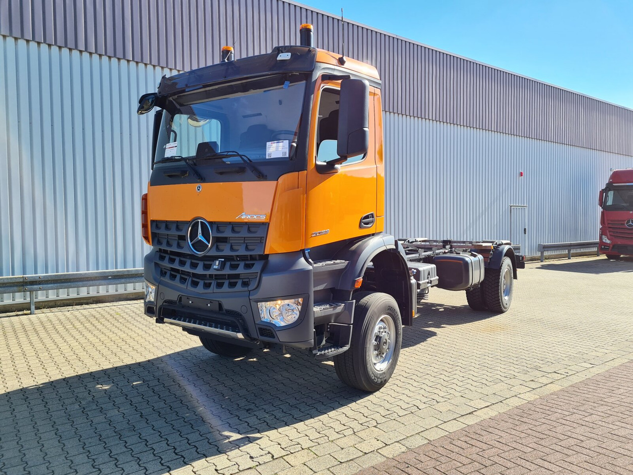 Mercedes-Benz Arocs 2033 A 4x4 Arocs 2033 A 4x4, Grounder, Motorabtrieb - Kabiinišassiiga veoauto: pilt 1 Mercedes-Benz Arocs 2033 A 4x4 Arocs 2033 A 4x4, Grounder, Motorabtrieb - Kabiinišassiiga veoauto: pilt 1