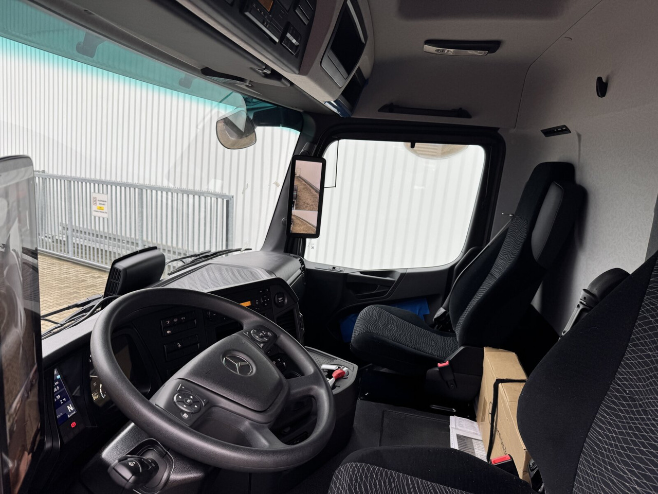 Interior photo 1: Uus Konkstõstukiga veoauto Mercedes-Benz Arocs 2651 L 6x6 Arocs 2651 L 6x6, HydroDrive, MirrorCam, Massage-Sitz, Motorabtrieb