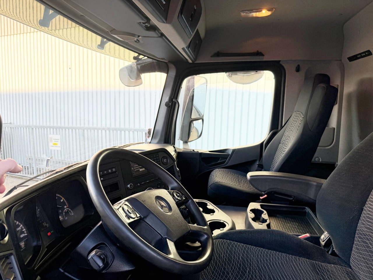 Mercedes-Benz Arocs 3351 AK 6x6 Arocs 3351 AK 6x6, Retarder, Grounder, Motorabtrieb, pneum. Heckklappenöffnung - Kallurauto: pilt 4 Mercedes-Benz Arocs 3351 AK 6x6 Arocs 3351 AK 6x6, Retarder, Grounder, Motorabtrieb, pneum. Heckklappenöffnung - Kallurauto: pilt 4