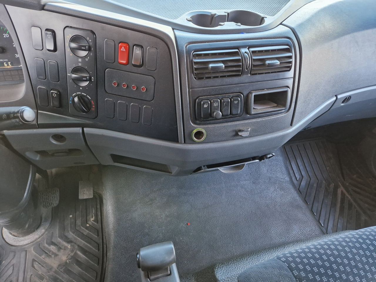 Mercedes-Benz Atego 1218 L 4x2 1218 L 4x2, Fassi Kran F 95A21 5.9m-1.545 kg, - Kraanaga veoauto, Madelveok/ Platvormveok: pilt 4 Mercedes-Benz Atego 1218 L 4x2 1218 L 4x2, Fassi Kran F 95A21 5.9m-1.545 kg, - Kraanaga veoauto, Madelveok/ Platvormveok: pilt 4