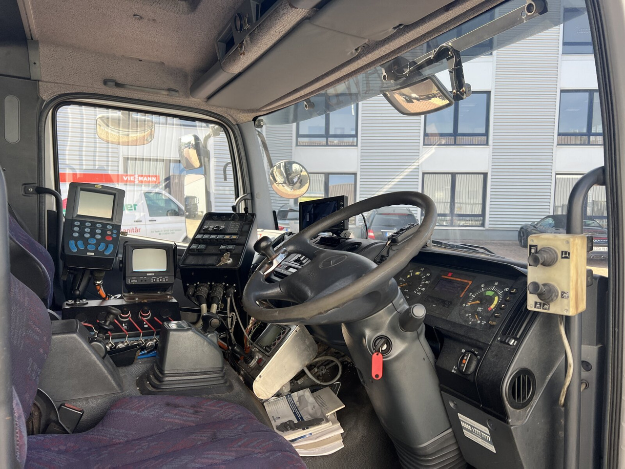 Mercedes-Benz Atego 1828 L 4x2 Atego 1828 L 4x2, Rechtslenker, Winterdienstaustattung - Kabiinišassiiga veoauto: pilt 4 Mercedes-Benz Atego 1828 L 4x2 Atego 1828 L 4x2, Rechtslenker, Winterdienstaustattung - Kabiinišassiiga veoauto: pilt 4