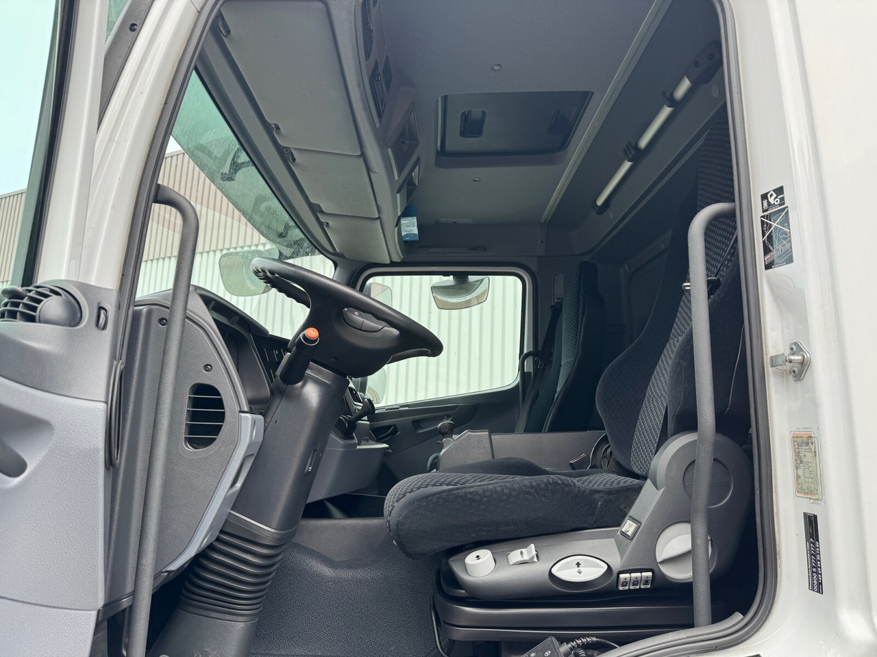Mercedes-Benz Axor 1833 L 4x2 Axor 1833 L 4x2, Getränkekoffer - Kasti veoauto: pilt 2 Mercedes-Benz Axor 1833 L 4x2 Axor 1833 L 4x2, Getränkekoffer - Kasti veoauto: pilt 2