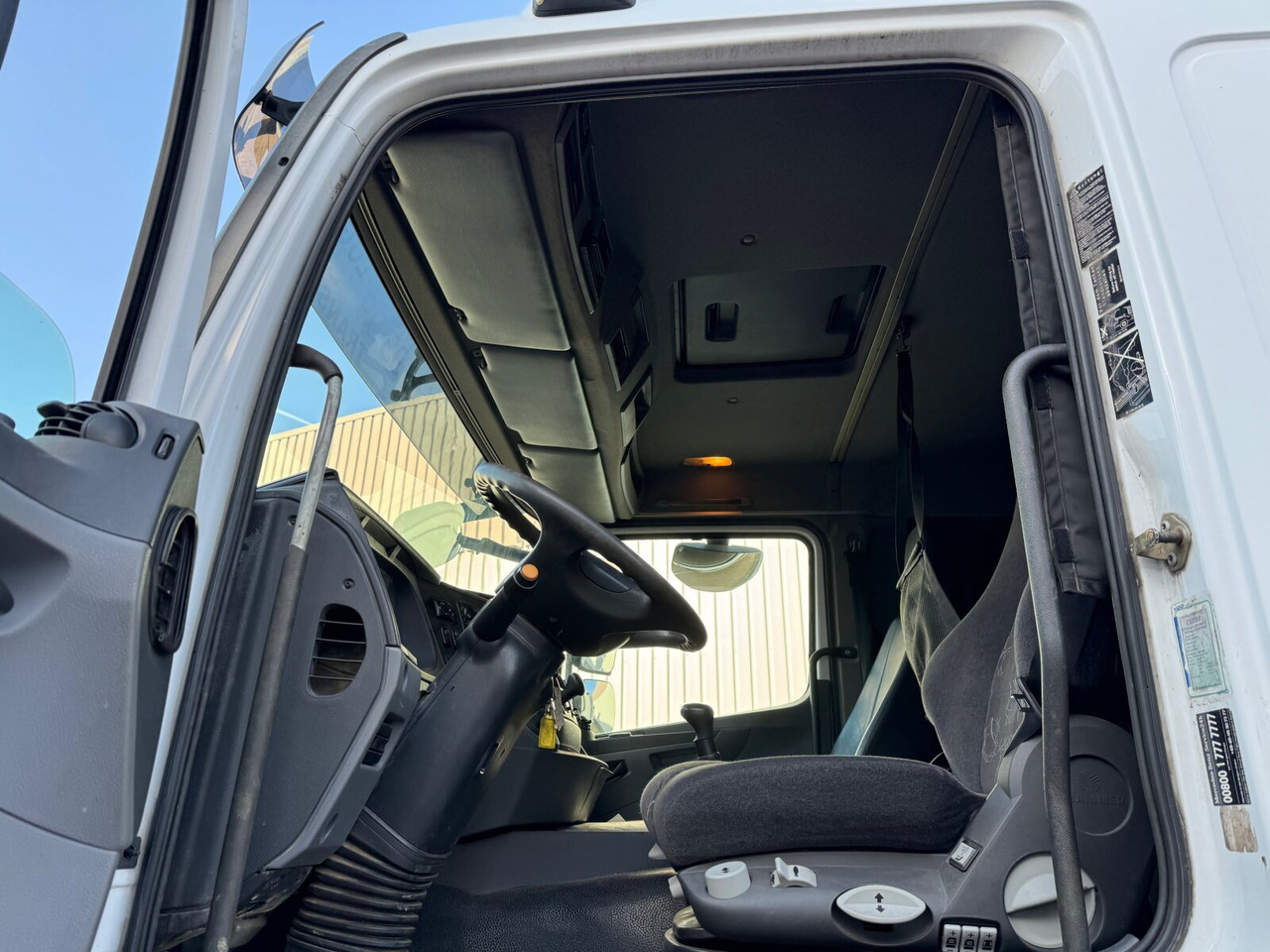 Interior photo 1: Kraanaga veoauto Mercedes-Benz Axor 2536/43 L 6x2 Axor 2536/43 L 6x2 mit Heckkran Palfinger PK 24502 F