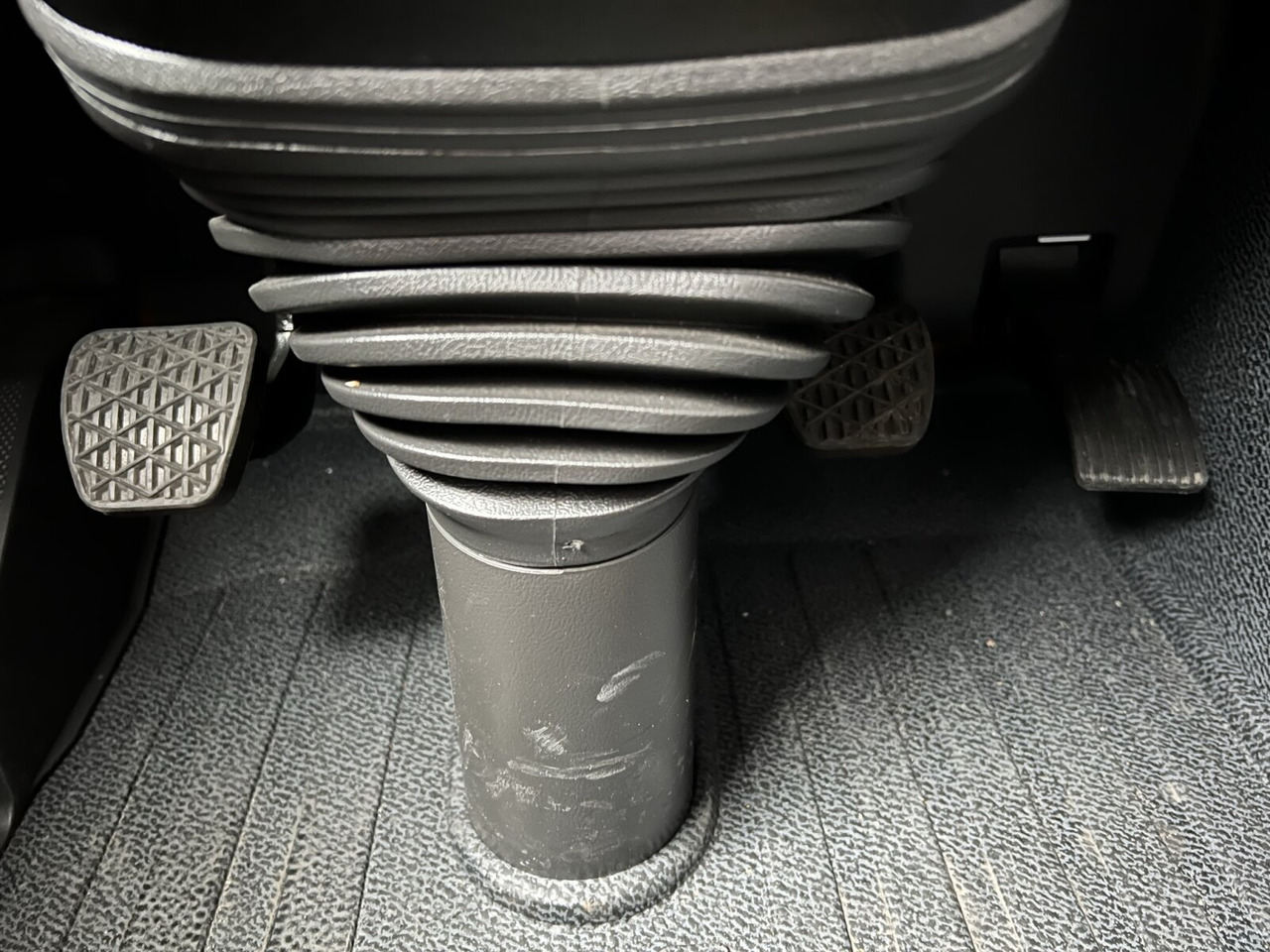 Mercedes-Benz Actros 2141 K 4x2 Actros 2141 K 4x2 - Sadulveok: pilt 4 Mercedes-Benz Actros 2141 K 4x2 Actros 2141 K 4x2 - Sadulveok: pilt 4