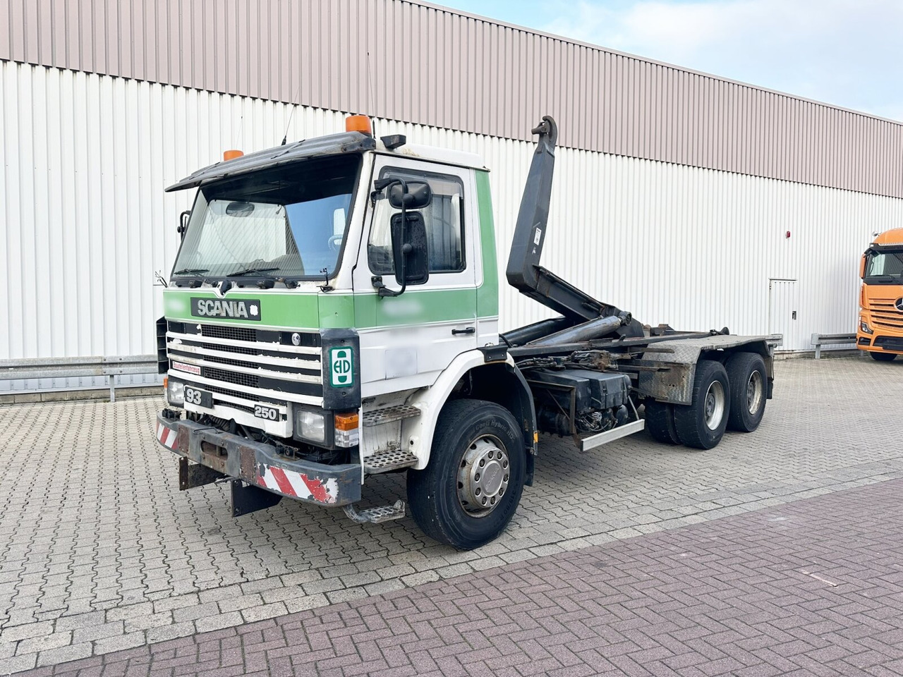 Scania P93 HK 250 6x4L P93 HK 250 6x4L, Abrollkipper - Konkstõstukiga veoauto: pilt 1 Scania P93 HK 250 6x4L P93 HK 250 6x4L, Abrollkipper - Konkstõstukiga veoauto: pilt 1