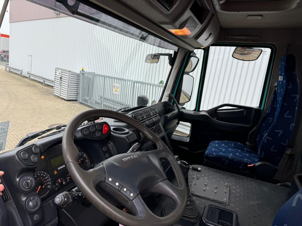 Interior photo 1: Kabiinišassiiga veoauto Trakker AD260T45W 6x6 Trakker AD260T45W 6x6