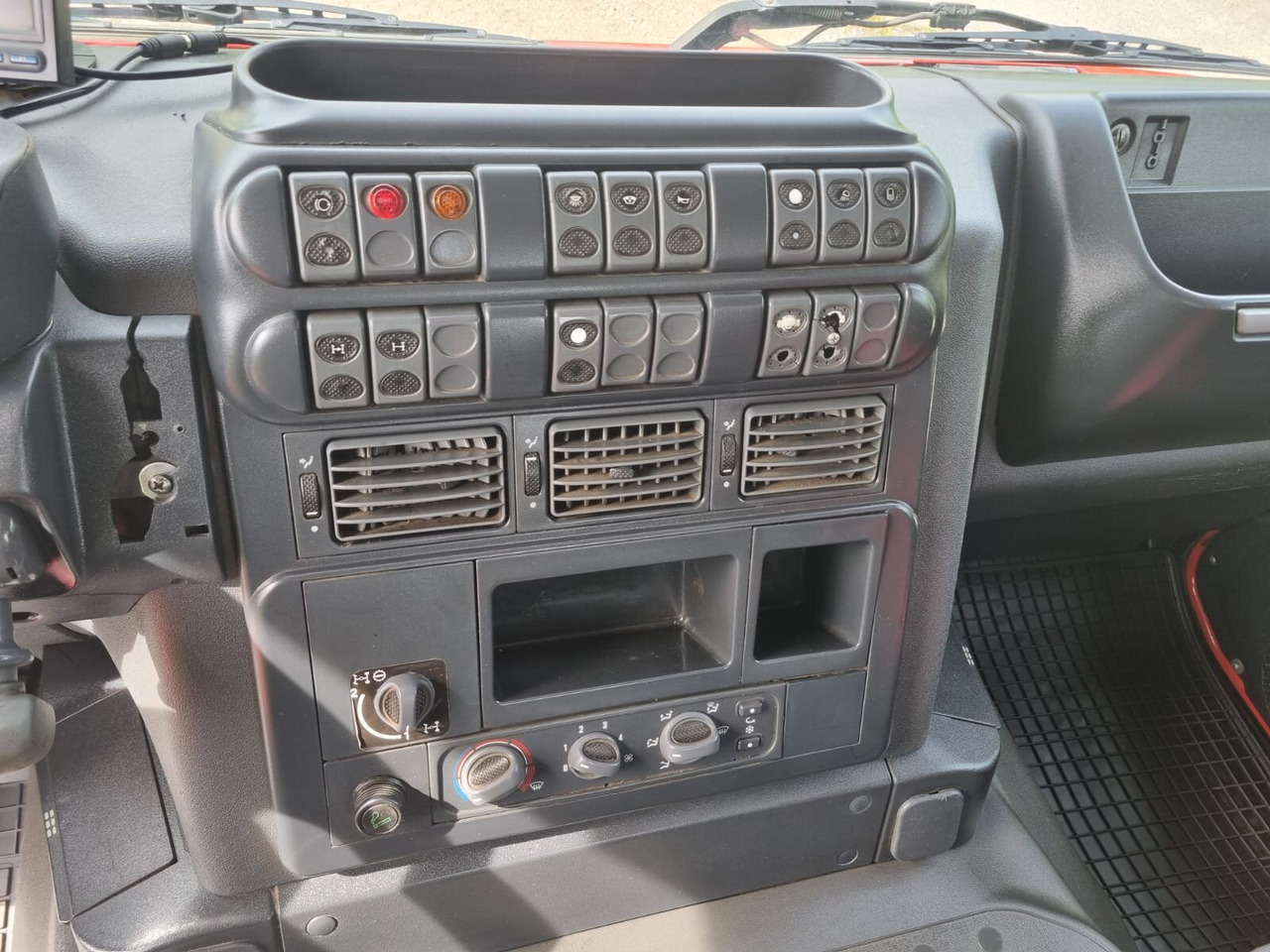 Trakker AD380T41W 6x6 Trakker AD380T41W 6x6 - Kabiinišassiiga veoauto: pilt 5 Trakker AD380T41W 6x6 Trakker AD380T41W 6x6 - Kabiinišassiiga veoauto: pilt 5