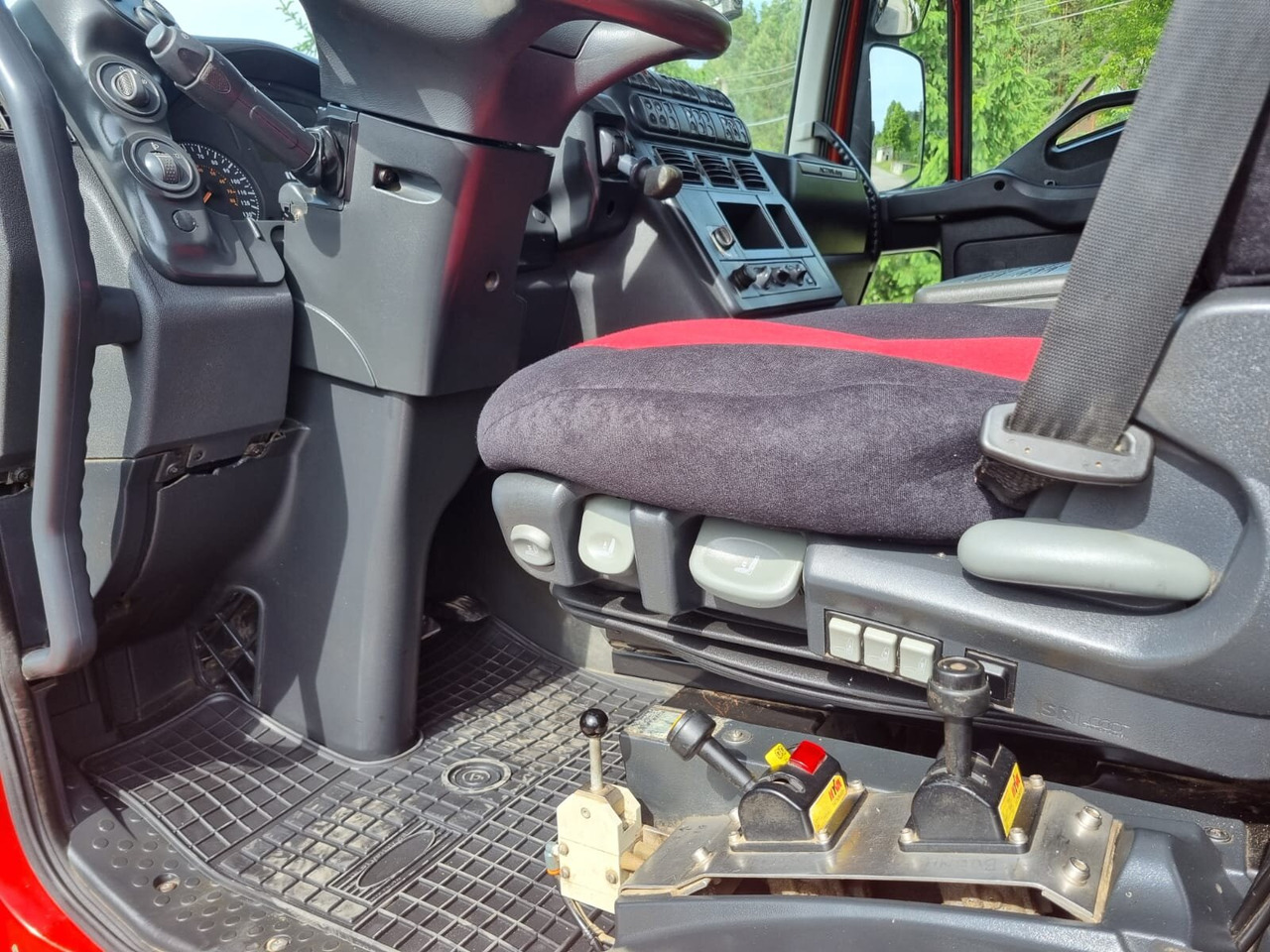 Trakker AD380T41W 6x6 Trakker AD380T41W 6x6 - Kabiinišassiiga veoauto: pilt 3 Trakker AD380T41W 6x6 Trakker AD380T41W 6x6 - Kabiinišassiiga veoauto: pilt 3