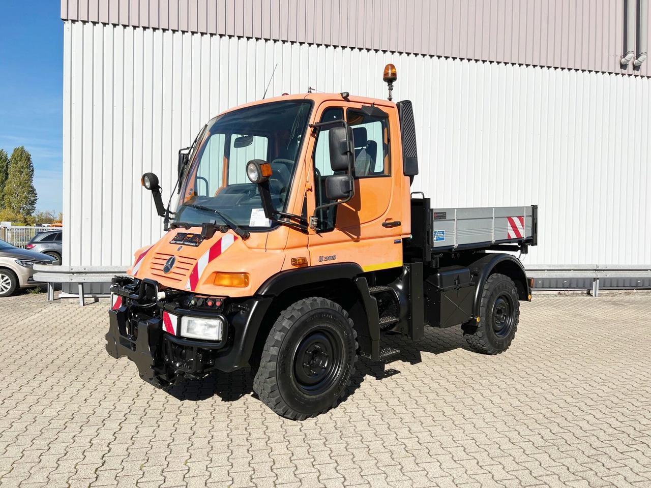 Unimog U 300 4x4 U 300 4x4, Kipper, Kommunalhydraulik, VarioPilot, Zapfwelle - Kallurauto, Kommunaal-/ Erisõiduk: pilt 1 Unimog U 300 4x4 U 300 4x4, Kipper, Kommunalhydraulik, VarioPilot, Zapfwelle - Kallurauto, Kommunaal-/ Erisõiduk: pilt 1