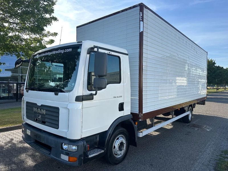 MAN TGL 12.210 MANUAL + 2000 KG LIFT + 2.60 M HIGH BIG BOX + AIRCO + SPRING / SPRING + 3 SEATS - Kasti veoauto: pilt 1 MAN TGL 12.210 MANUAL + 2000 KG LIFT + 2.60 M HIGH BIG BOX + AIRCO + SPRING / SPRING + 3 SEATS - Kasti veoauto: pilt 1