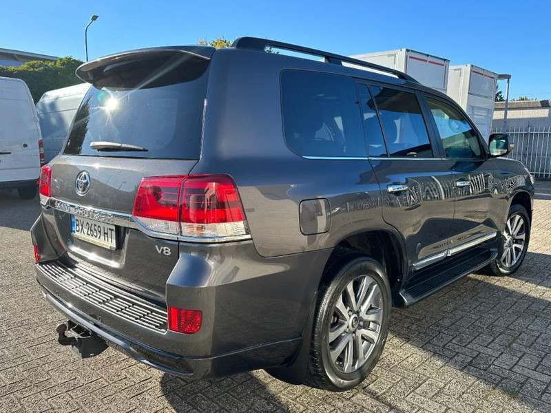 Toyota Land Cruiser V8 LAND CRUISER 200 V8 + CAMERA 360 + FRIDGE + DIESEL + ONLY EXPORT - Maastur: pilt 5 Toyota Land Cruiser V8 LAND CRUISER 200 V8 + CAMERA 360 + FRIDGE + DIESEL + ONLY EXPORT - Maastur: pilt 5
