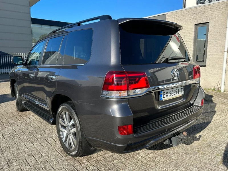 Toyota Land Cruiser V8 LAND CRUISER 200 V8 + CAMERA 360 + FRIDGE + DIESEL + ONLY EXPORT - Maastur: pilt 3 Toyota Land Cruiser V8 LAND CRUISER 200 V8 + CAMERA 360 + FRIDGE + DIESEL + ONLY EXPORT - Maastur: pilt 3