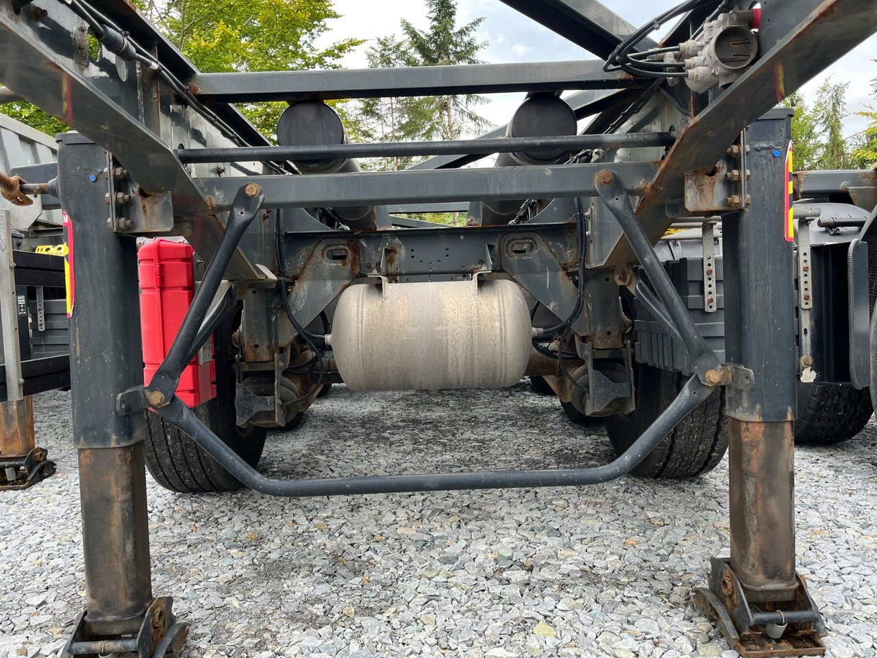 Schwarzmüller S1 R-Serie Tank Chassis ADR SAF Alufelgen - Konteinerveduk/ Tõstukiga poolhaagis: pilt 3 Schwarzmüller S1 R-Serie Tank Chassis ADR SAF Alufelgen - Konteinerveduk/ Tõstukiga poolhaagis: pilt 3