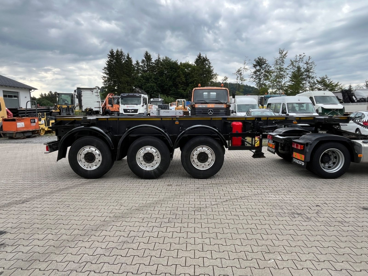 Schwarzmüller S1 R-Serie Tank Chassis ADR SAF Alufelgen - Konteinerveduk/ Tõstukiga poolhaagis: pilt 1 Schwarzmüller S1 R-Serie Tank Chassis ADR SAF Alufelgen - Konteinerveduk/ Tõstukiga poolhaagis: pilt 1