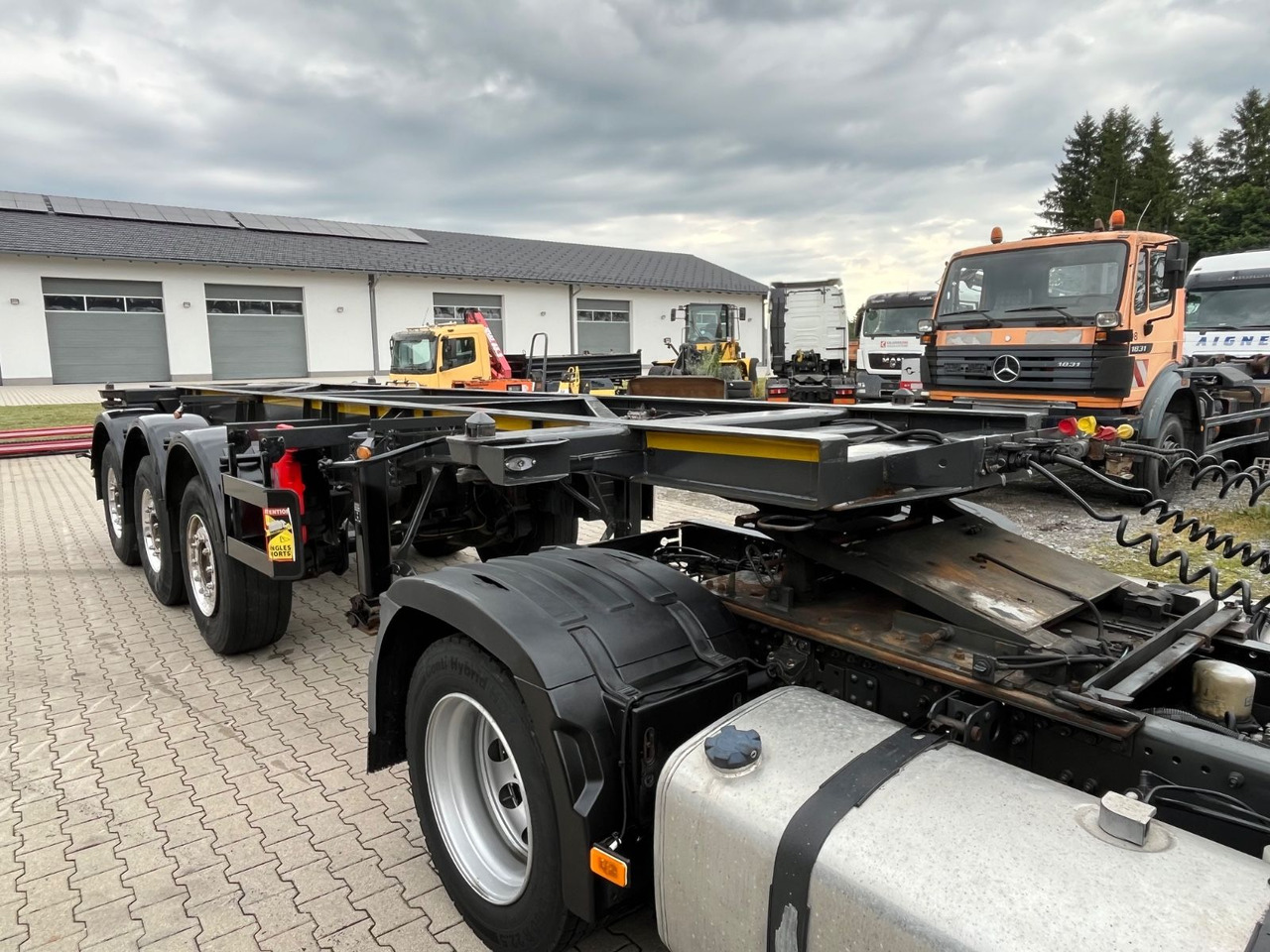 Schwarzmüller S1 R-Serie Tank Chassis ADR SAF Alufelgen - Konteinerveduk/ Tõstukiga poolhaagis: pilt 3 Schwarzmüller S1 R-Serie Tank Chassis ADR SAF Alufelgen - Konteinerveduk/ Tõstukiga poolhaagis: pilt 3
