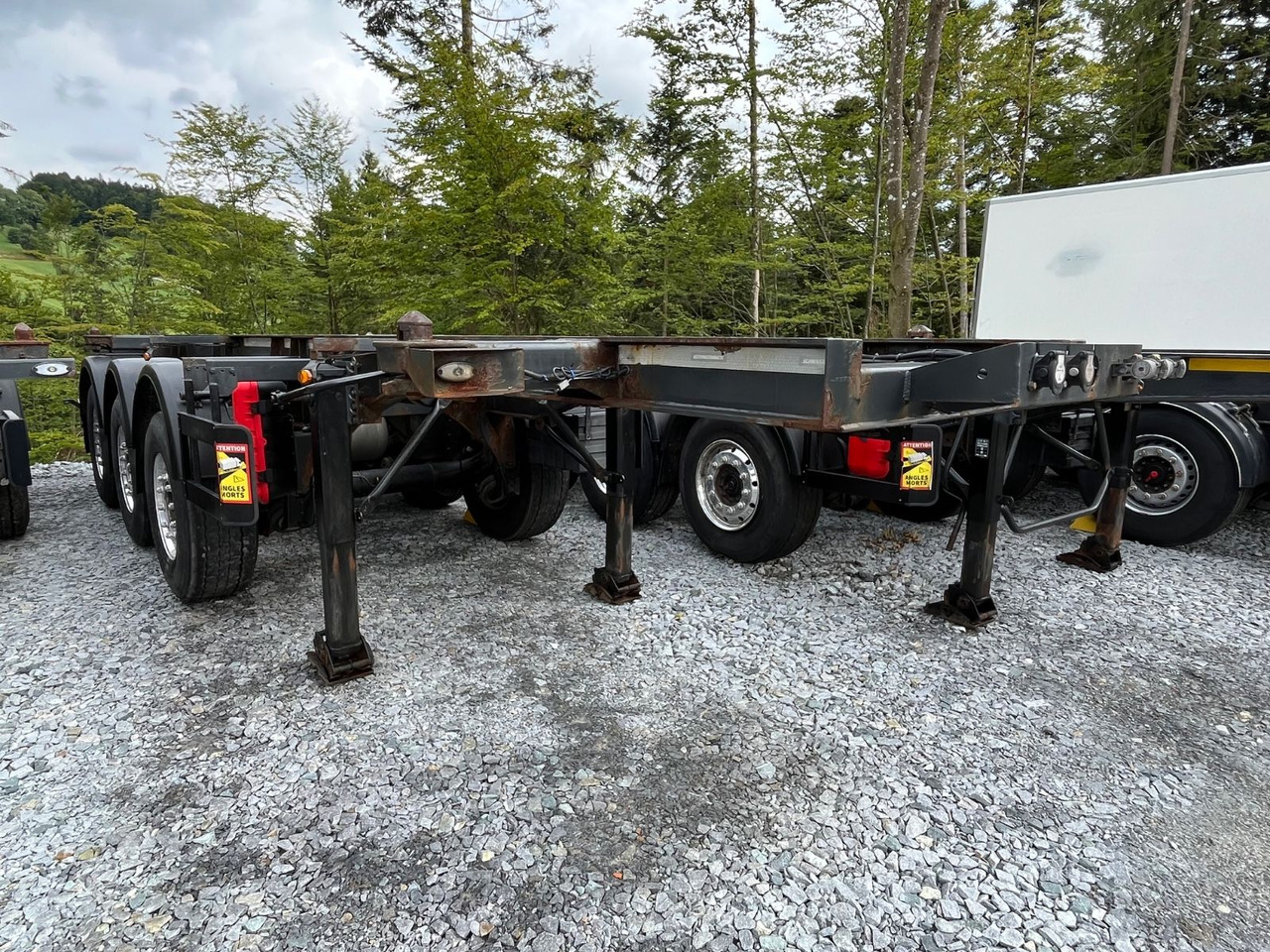 Schwarzmüller S1 R-Serie Tank Chassis ADR SAF Alufelgen - Konteinerveduk/ Tõstukiga poolhaagis: pilt 1 Schwarzmüller S1 R-Serie Tank Chassis ADR SAF Alufelgen - Konteinerveduk/ Tõstukiga poolhaagis: pilt 1
