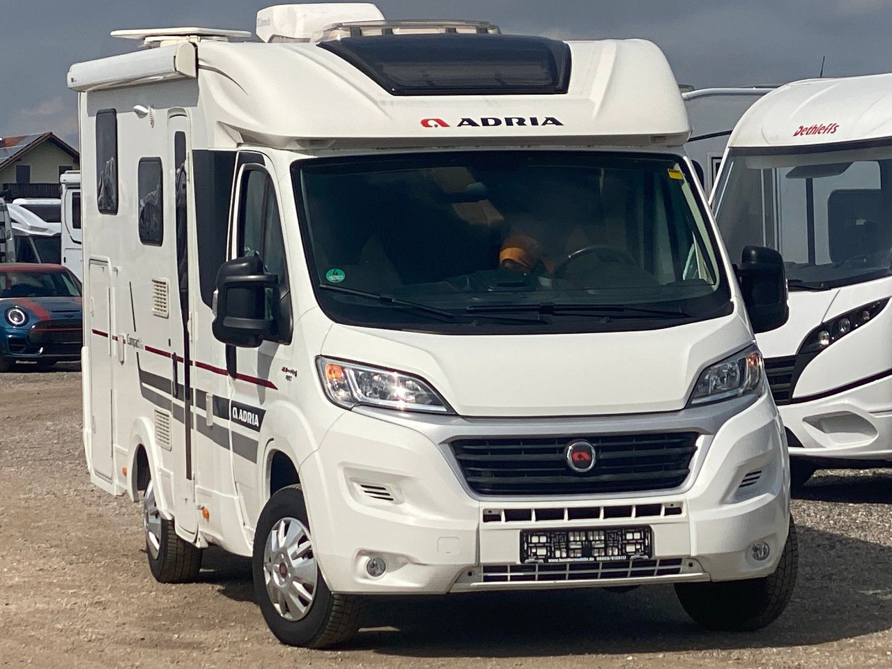 Adria Compact SL - Poolintegreeritud matkaauto: pilt 1 Adria Compact SL - Poolintegreeritud matkaauto: pilt 1