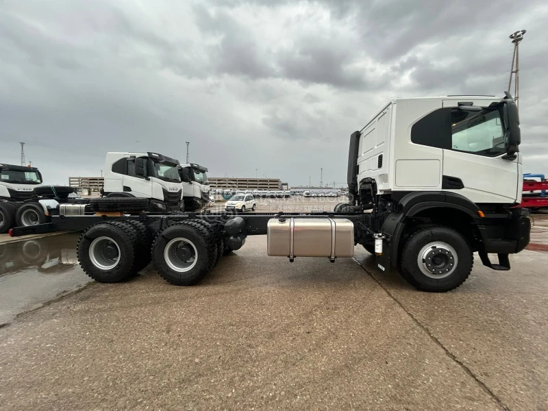 Iveco T-WAY AT380T43H 6x4 R20 Tyres Chassis - Barcelona Stock - Kabiinišassiiga veoauto: pilt 2 Iveco T-WAY AT380T43H 6x4 R20 Tyres Chassis - Barcelona Stock - Kabiinišassiiga veoauto: pilt 2