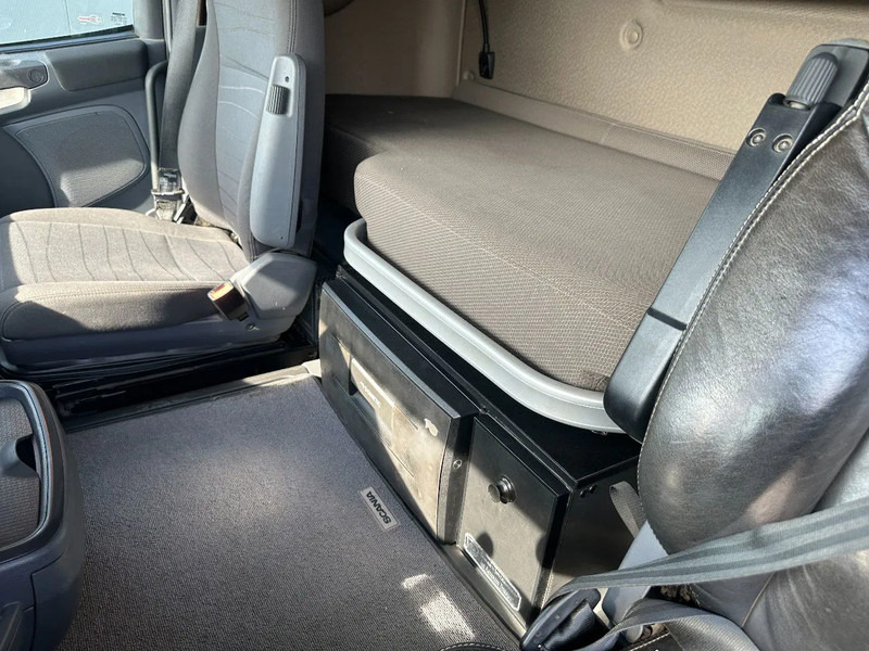 Sadulveok Scania R490 6x4, RETARDER, EURO-6, NIGHT-AIRCO, 1st axle: 9.000kg, NL-truck, APK: 12/2025: pilt 16 Sadulveok Scania R490 6x4, RETARDER, EURO-6, NIGHT-AIRCO, 1st axle: 9.000kg, NL-truck, APK: 12/2025: pilt 16