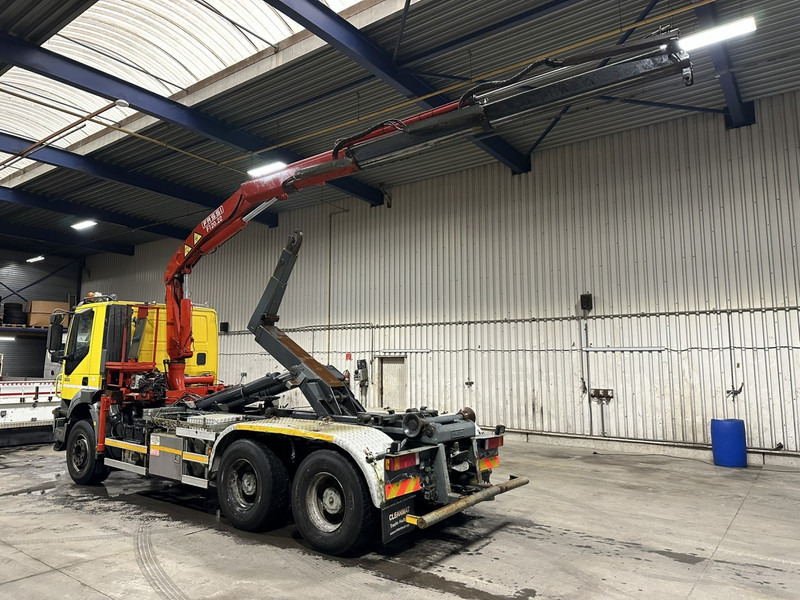 Iveco TRAKKER 350 6x4 HOOKLIFT + CRANE FASSI F120.22 (5/6 F) - *342.000km* - STEEL SPRING / BIG AXLES - AS TRONIC AUTOMATIC GEARBOX - Konkstõstukiga veoauto, Kraanaga veoauto: pilt 4 Iveco TRAKKER 350 6x4 HOOKLIFT + CRANE FASSI F120.22 (5/6 F) - *342.000km* - STEEL SPRING / BIG AXLES - AS TRONIC AUTOMATIC GEARBOX - Konkstõstukiga veoauto, Kraanaga veoauto: pilt 4