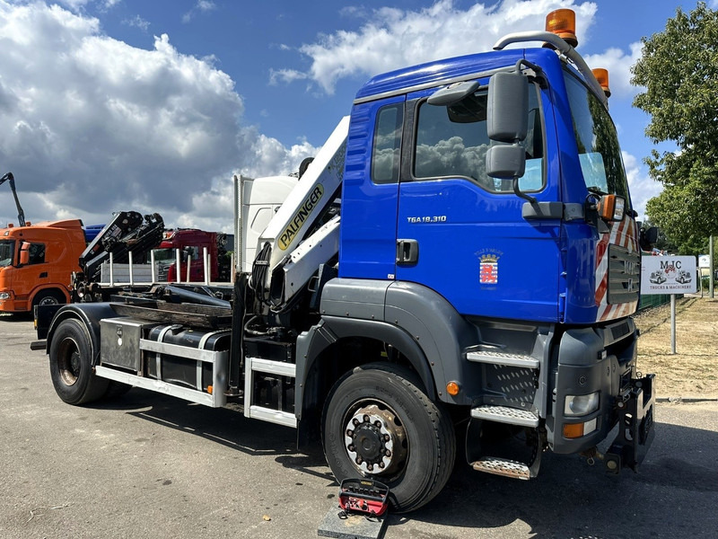 MAN TGA 18.310 4x4 HOOKLIFT + CRANE PALFINGER PK12000 - RADIO - ROTATOR - STEEL SPRING / HUB REDUCTION - MANUAL ZF - BE TRUCK - Konkstõstukiga veoauto, Kraanaga veoauto: pilt 2 MAN TGA 18.310 4x4 HOOKLIFT + CRANE PALFINGER PK12000 - RADIO - ROTATOR - STEEL SPRING / HUB REDUCTION - MANUAL ZF - BE TRUCK - Konkstõstukiga veoauto, Kraanaga veoauto: pilt 2