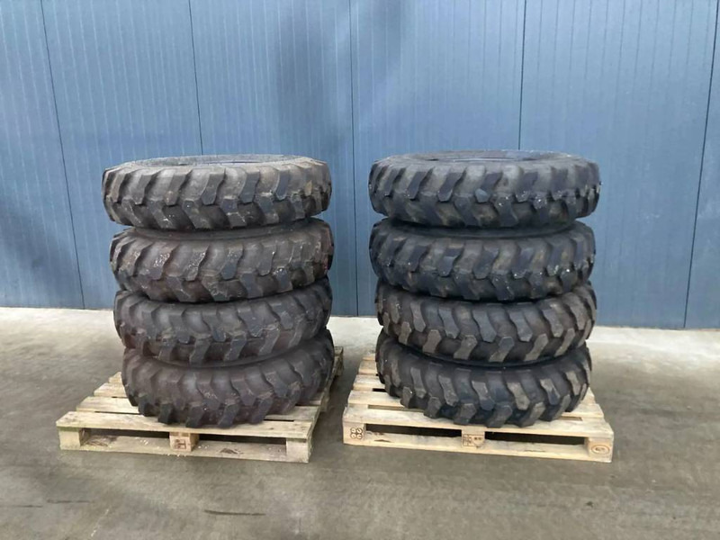 Apollo 1000 x 20 Set / 10.00 x 20: 4x2 Tyres - Rehvid ja veljed - Ehitusmasinad: pilt 1 Apollo 1000 x 20 Set / 10.00 x 20: 4x2 Tyres - Rehvid ja veljed - Ehitusmasinad: pilt 1