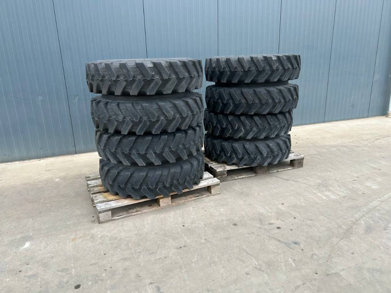 Bridgestone 1000 x 20 Set / 10.00 x 20: 4x2 Tyres - Rehvid ja veljed - Ehitusmasinad: pilt 1 Bridgestone 1000 x 20 Set / 10.00 x 20: 4x2 Tyres - Rehvid ja veljed - Ehitusmasinad: pilt 1
