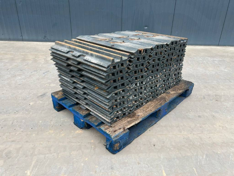 Hyundai R210 / R215 / R220 Shoes 3 Grouser 600mm - Raam/ Konstruktsioon - Ehitusmasinad: pilt 1 Hyundai R210 / R215 / R220 Shoes 3 Grouser 600mm - Raam/ Konstruktsioon - Ehitusmasinad: pilt 1