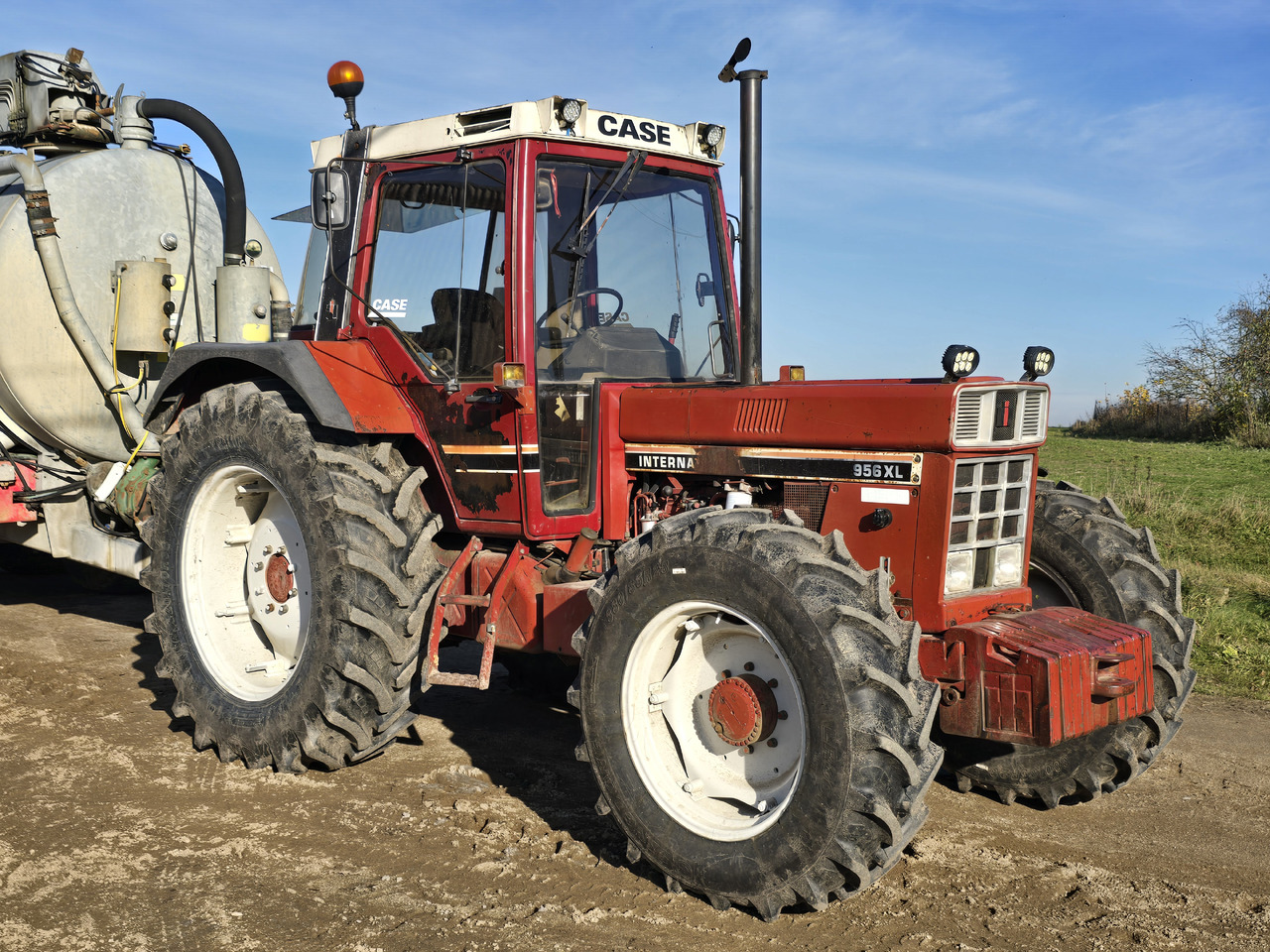 INTERNATIONAL 956 XL - Traktor: pilt 1 INTERNATIONAL 956 XL - Traktor: pilt 1