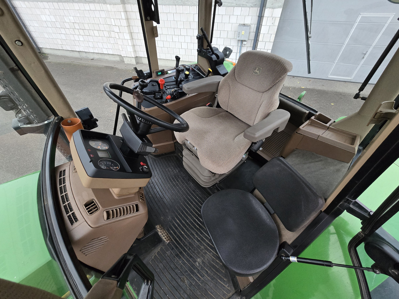 JOHN DEERE 7600 - Traktor: pilt 2 JOHN DEERE 7600 - Traktor: pilt 2