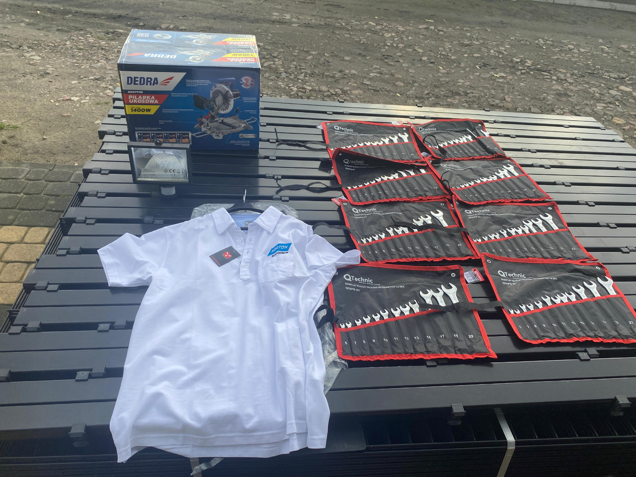 Norton, Dedra ukośnica, zestaw kluczy, lampa z czujnikiem, koszulka Polo - Auto tööriist: pilt 1 Norton, Dedra ukośnica, zestaw kluczy, lampa z czujnikiem, koszulka Polo - Auto tööriist: pilt 1