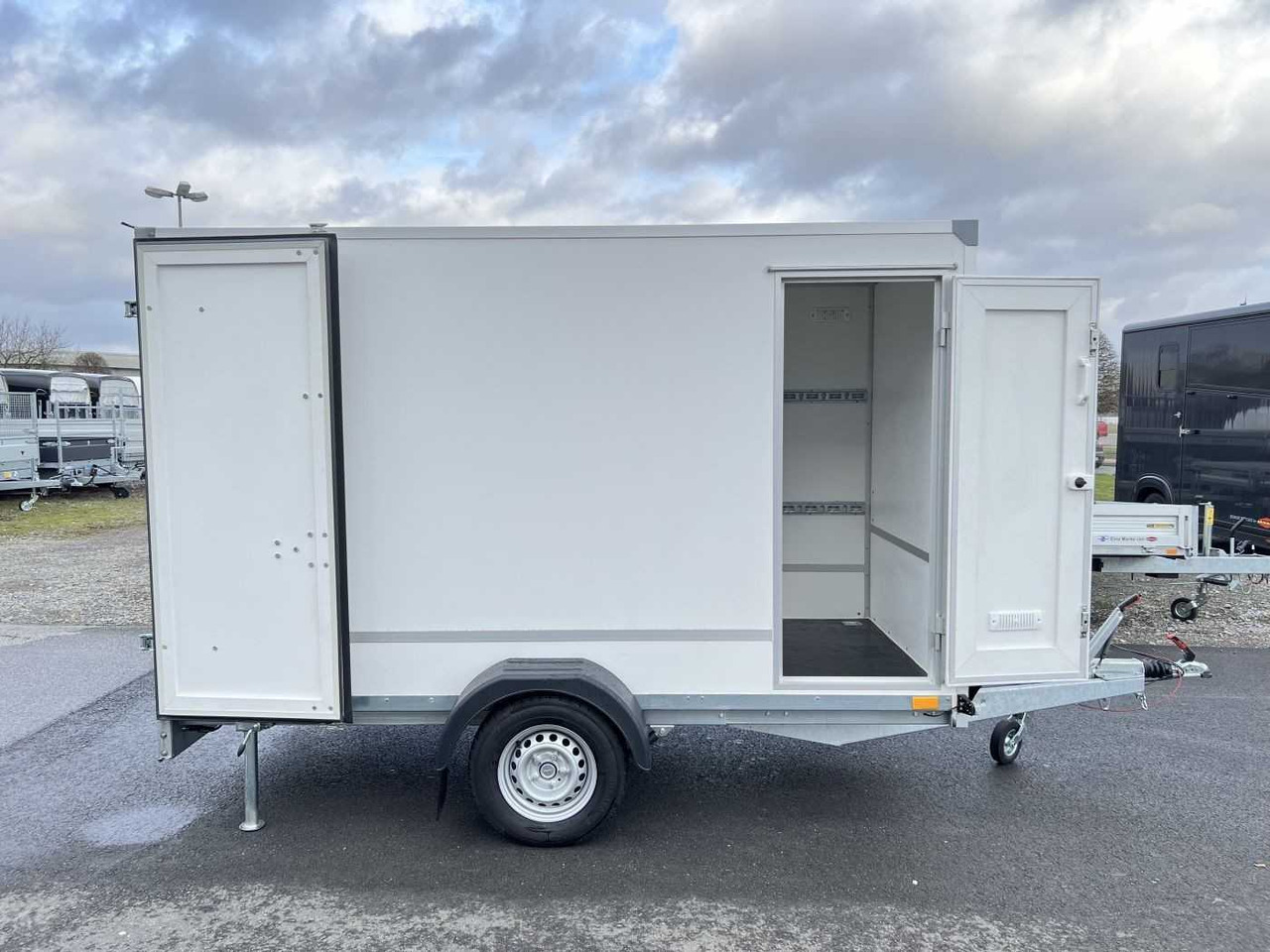BLYSS F1330HD Seitentür Kofferanhänger - Furgoonjärelhaagis: pilt 1 BLYSS F1330HD Seitentür Kofferanhänger - Furgoonjärelhaagis: pilt 1