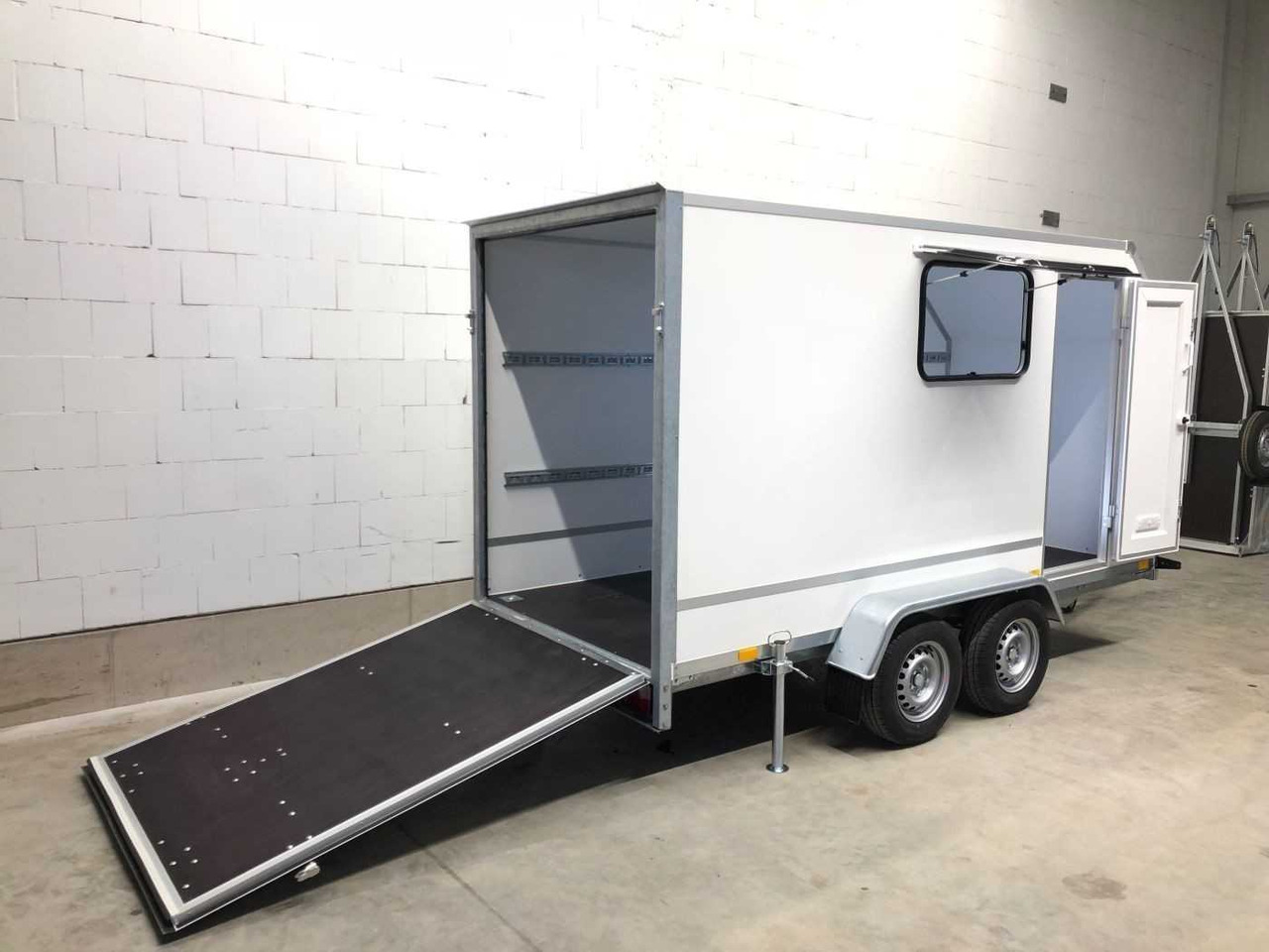 BLYSS F2036HTD Ram.,Tür, Fenst.,Aero Kofferanhänger - Mootorratta haagis: pilt 2 BLYSS F2036HTD Ram.,Tür, Fenst.,Aero Kofferanhänger - Mootorratta haagis: pilt 2