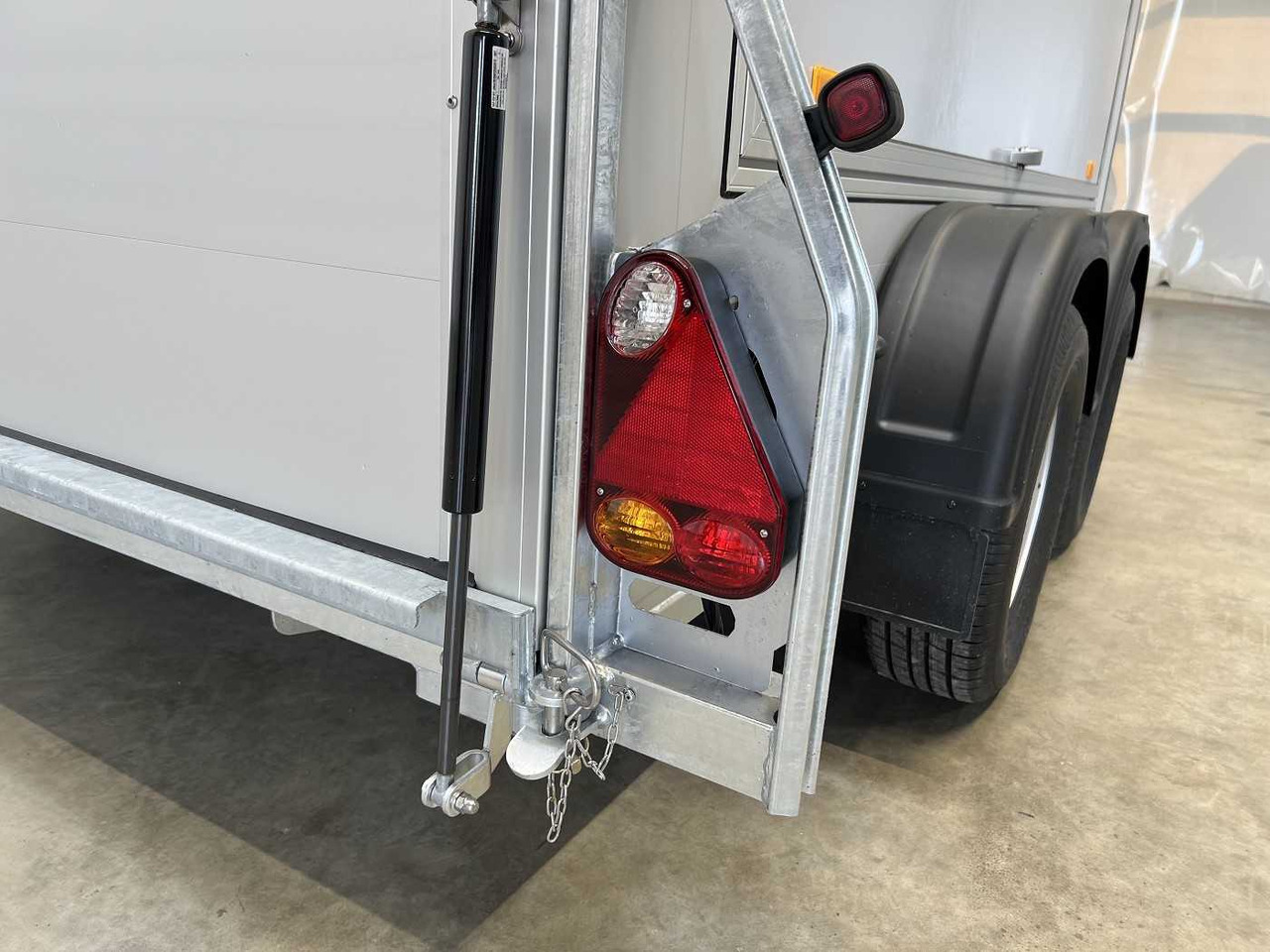 CHEVAL LIBERTE DEBON C500 Fourgon Verk.Kl re +Tür Kofferanhänger - Haagis: pilt 4 CHEVAL LIBERTE DEBON C500 Fourgon Verk.Kl re +Tür Kofferanhänger - Haagis: pilt 4