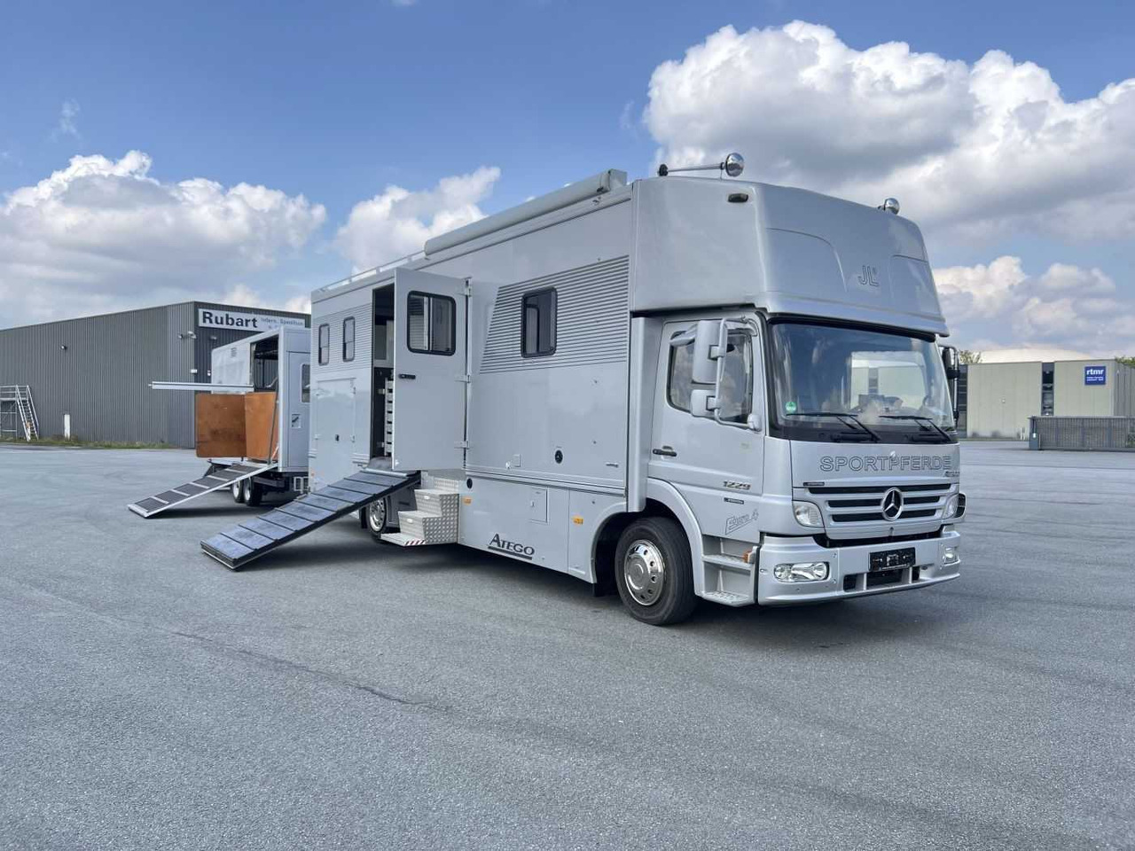 MERCEDES-BENZ Atego 1229 + Anhänger LKW - Hobuseauto: pilt 1 MERCEDES-BENZ Atego 1229 + Anhänger LKW - Hobuseauto: pilt 1