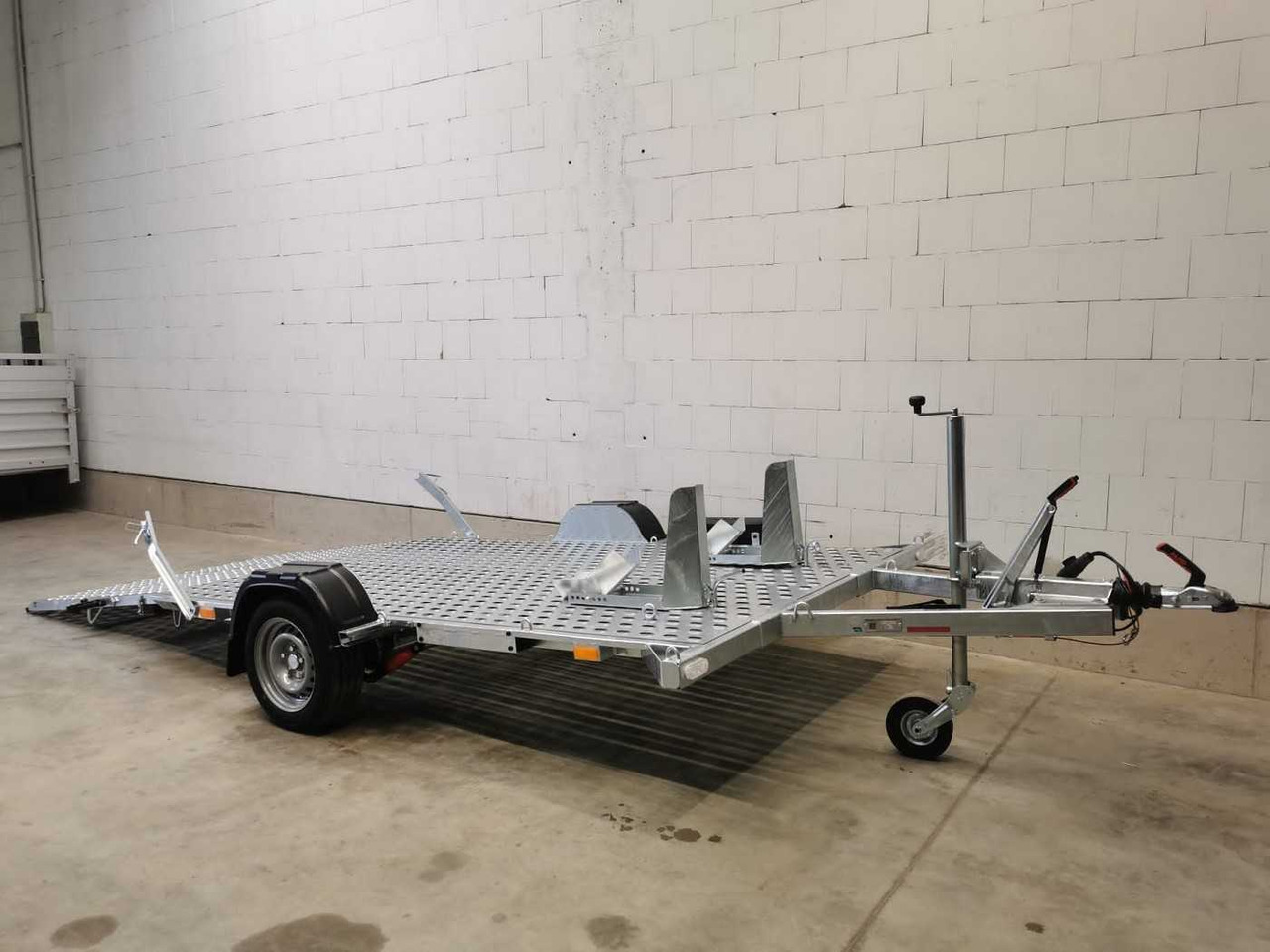 VEZEKO Motovan C 18+Box Autotransporter - Mootorratta haagis: pilt 2 VEZEKO Motovan C 18+Box Autotransporter - Mootorratta haagis: pilt 2