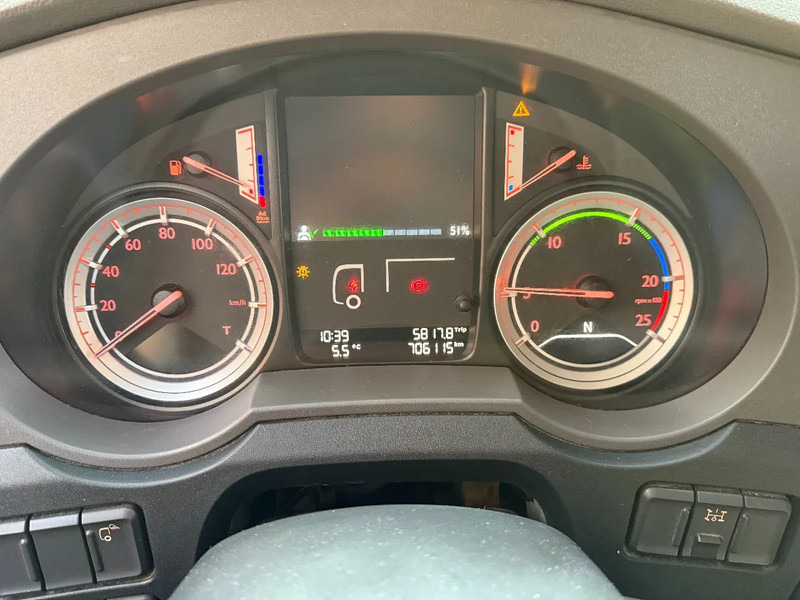 DAF XF 106.460 XF460 4X2 Spacecab / 2 beds / low kilometer / alcoa / full spoilers / ADR - Sadulveok: pilt 5 DAF XF 106.460 XF460 4X2 Spacecab / 2 beds / low kilometer / alcoa / full spoilers / ADR - Sadulveok: pilt 5