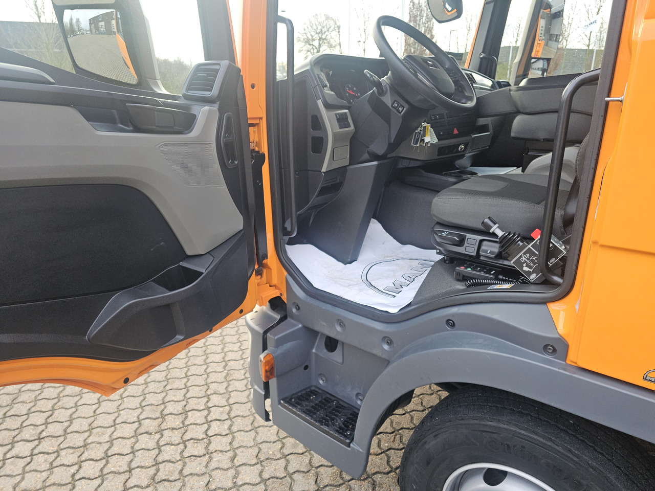 Kallurauto, Kraanaga veoauto MAN TGL 8.220: pilt 16