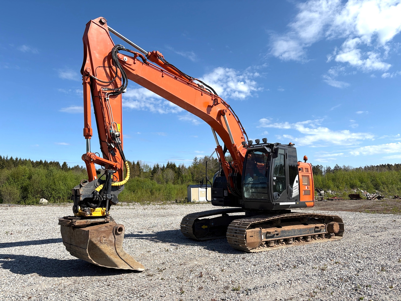 Hitachi ZX225USLC-6 - Ekskavaator: pilt 1 Hitachi ZX225USLC-6 - Ekskavaator: pilt 1