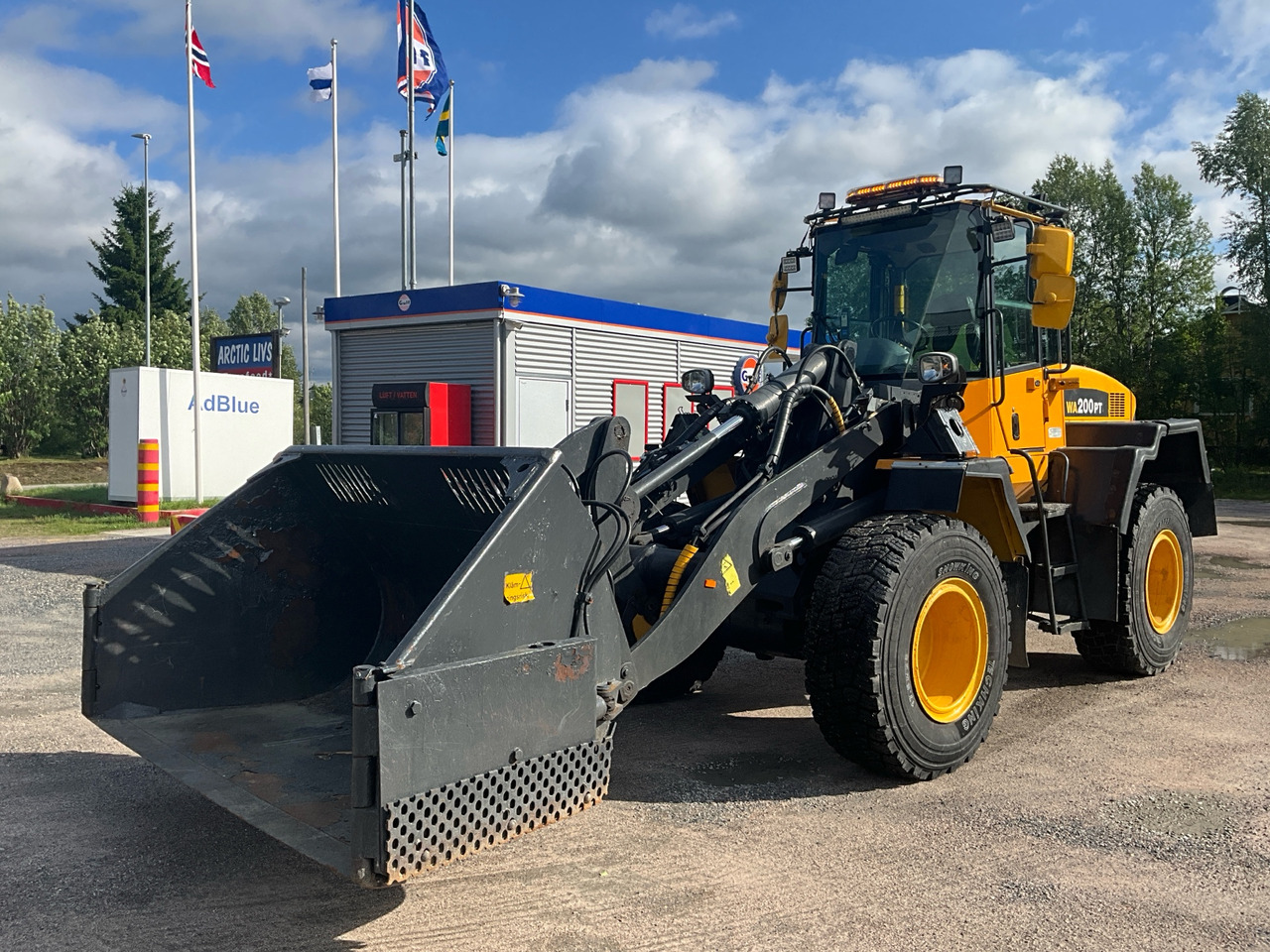 Komatsu WA200PT-5H - Rataslaadur: pilt 1 Komatsu WA200PT-5H - Rataslaadur: pilt 1