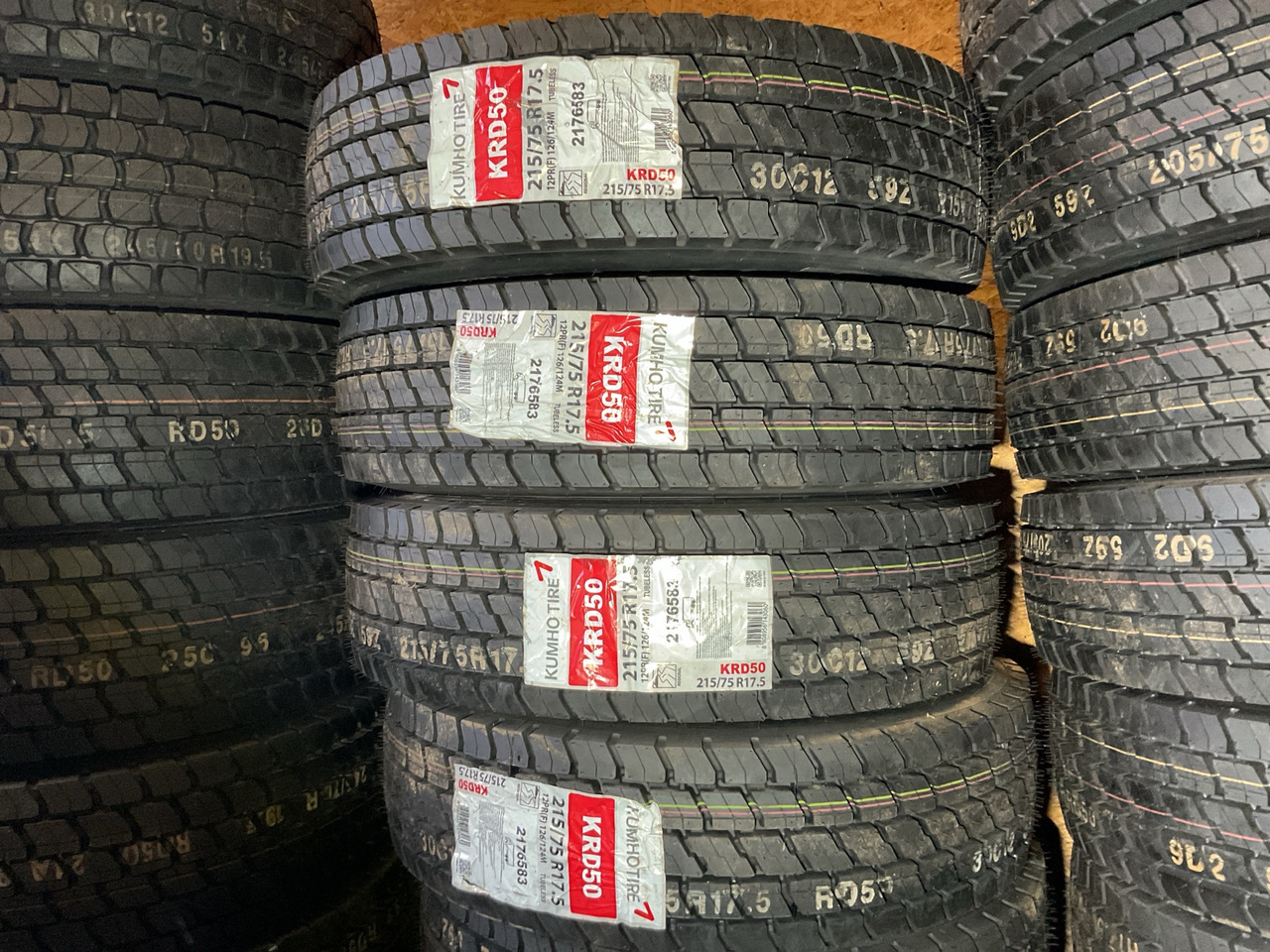 Kumho 215/75R17.5 - Rehv - Veoauto: pilt 1 Kumho 215/75R17.5 - Rehv - Veoauto: pilt 1