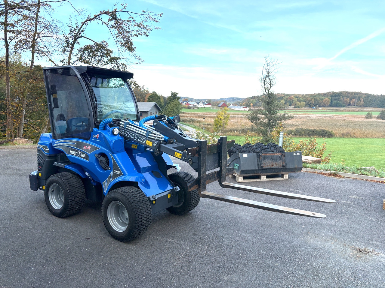 Multione 5,2 25 HP 2 Gen 4WD Hydrostatic - Rataslaadur: pilt 1 Multione 5,2 25 HP 2 Gen 4WD Hydrostatic - Rataslaadur: pilt 1