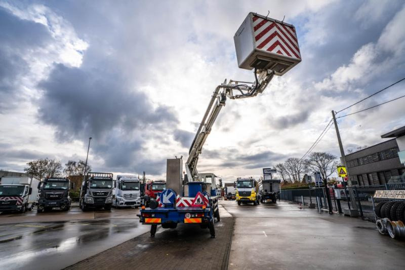 Iveco 130E18 + COMET 165 TA - Veoautolt tõusev platvorm: pilt 3 Iveco 130E18 + COMET 165 TA - Veoautolt tõusev platvorm: pilt 3