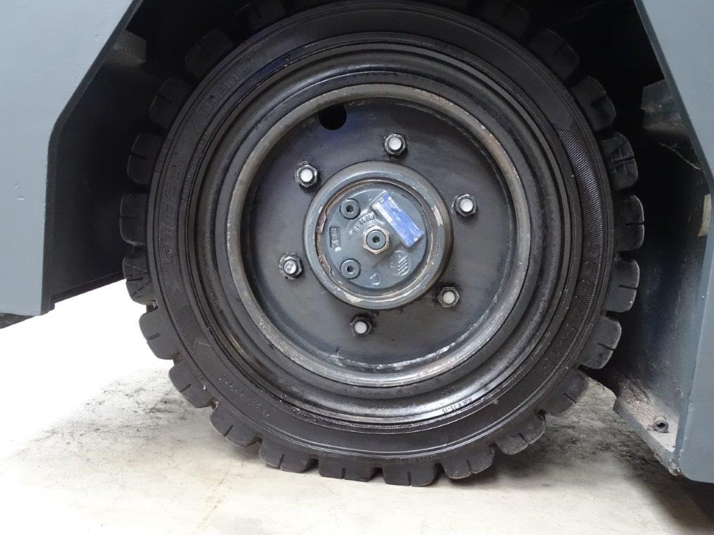 Combilift ESL5067 - REIFEN SE -TRIPLEX - 4-suunaline lükandmastiga tõstuk: pilt 2 Combilift ESL5067 - REIFEN SE -TRIPLEX - 4-suunaline lükandmastiga tõstuk: pilt 2