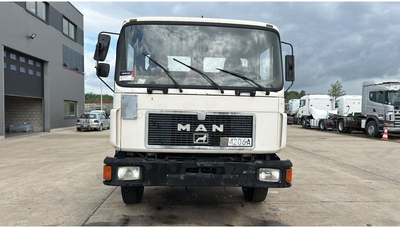 MAN 18.232 (MANUAL PUMP / 6 CYLINDER / POMPE MANUELLE / LAMES / STEEL SUSPENSION) - Kabiinišassiiga veoauto: pilt 2 MAN 18.232 (MANUAL PUMP / 6 CYLINDER / POMPE MANUELLE / LAMES / STEEL SUSPENSION) - Kabiinišassiiga veoauto: pilt 2