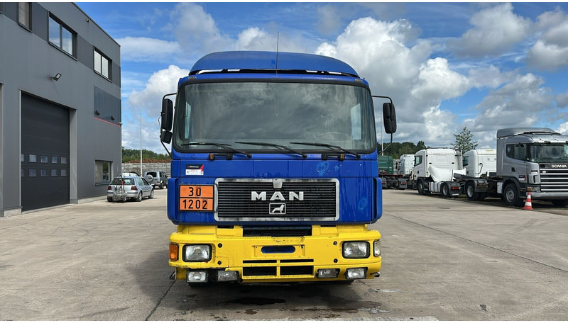 MAN 26.402 (18.000 L / 6X2 / 6 CYLINDER / FRONT STEEL / 3 COMPARTIMENTS) - Tsisternauto: pilt 2 MAN 26.402 (18.000 L / 6X2 / 6 CYLINDER / FRONT STEEL / 3 COMPARTIMENTS) - Tsisternauto: pilt 2